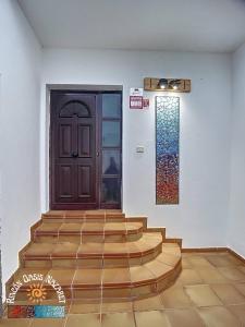 een kamer met een deur en een trap aan de voorkant bij Rincón Oasis Nazaret in Nazaret