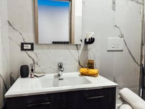 bagno con lavandino e specchio di Matriosca Suites a Roma