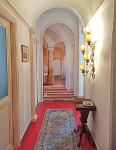 een hal van een huis met een rode vloer bij Have a nice stay in Rome 2 in Rome