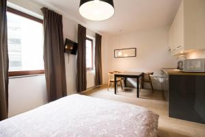 ein Hotelzimmer mit einem Bett und einem Tisch in der Unterkunft Happy Apartments - JUST IN CENTER - ul Krawiecka 1 - OLD TOWN in Breslau