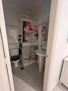 a bathroom with a toilet and a sink at Hostal Playa Hidalgo in Rota