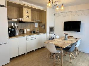 a kitchen and dining room with a table and chairs at Hola Hostel Alicante in Alicante