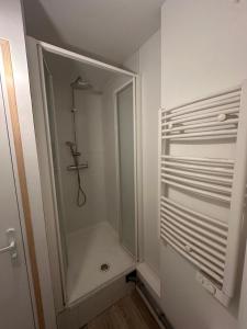una cabina doccia in un bagno bianco di F2 Vernon 65 a Vernon