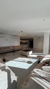 uma grande sala de estar com sofás e uma mesa em شاليه فرحتي em Al Madinah