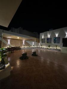 Habitación grande y vacía con luces en un edificio por la noche en شاليه فرحتي en Medina