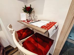 un tavolo con due sedie e un tavolo con di Matriosca Suites a Roma