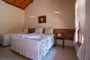 a bedroom with two beds in a room at Pousada Pé na Terra in Brotas