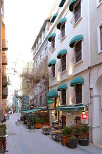 Impera Hotel - Special Category في إسطنبول: شارع فيه طاولات وكراسي امام مبنى