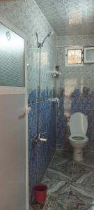 a bathroom with a toilet and a shower at Welkom ketama hermano in Tlata Ketama