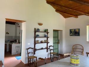 uma sala de estar com uma mesa e cadeiras e um quarto com uma mesa em Casa Tamurrà em Galati Mamertino
