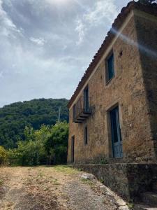 um edifício de tijolos com uma varanda ao lado em Casa Tamurrà em Galati Mamertino