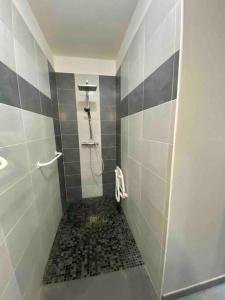 een badkamer met een douche en een tegelvloer bij Villa à 10 minutes de Nîmes in Marguerittes