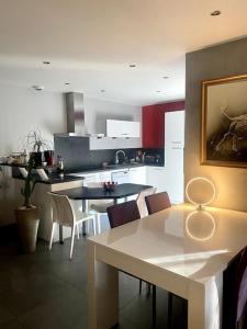 een keuken met een tafel en stoelen bij Villa à 10 minutes de Nîmes in Marguerittes