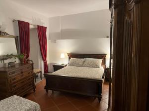 um quarto com uma cama, uma cómoda e um espelho em Veleia Romana B&B em Rustigazzo