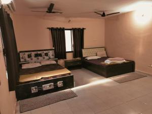 Pokój z 2 łóżkami i 2 oknami w obiekcie Nargis Farm Resort w mieście Vihur