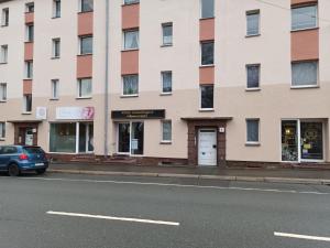 un edificio al lado de una calle en FeWo WIEKO Plauen Leibnizstr. H3, DG links, en Plauen