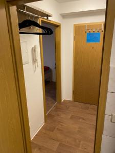 pasillo de una habitación con puerta y teléfono en FeWo WIEKO Plauen Leibnizstr. H3, DG links, en Plauen