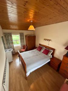 ein Schlafzimmer mit einem großen Bett und einer Holzdecke in der Unterkunft Tara Vista Apartment in Navan