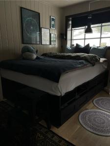 1 dormitorio con 1 cama grande en una habitación en Koselig enmannsom i tømmerhus, inkl morgenkaffe en Eidsvoll