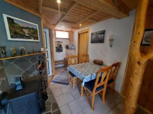 Fjordgaestehaus في Innfjorden: مطبخ وغرفة طعام مع طاولة وكراسي