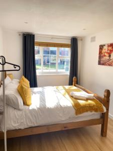 a bedroom with a bed and a window at Cosy Retreat In Royal Sutton Coldfield Close to Good Hope Hospital the NEC and Birmingham Airport in Birmingham
