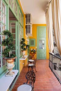 een kamer met een groene deur en een balkon met stoelen bij Placa Catalunya V Charming and Exquisite 5Bd Apartment with Large Balcony in Barcelona