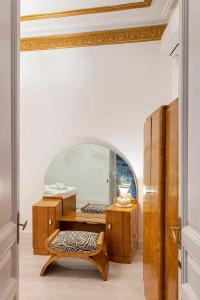 een kleedkamer met een spiegel en een houten tafel bij Placa Catalunya V Charming and Exquisite 5Bd Apartment with Large Balcony in Barcelona