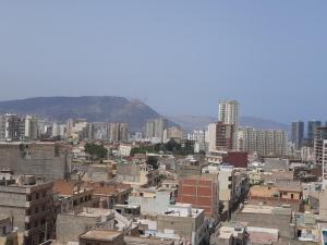 Blick auf eine Stadt mit Gebäuden und Bergen in der Unterkunft Ammira residence in Oran
