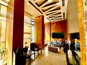 - un salon avec un canapé et une télévision dans l'établissement King Suites Hotel, à Beyrouth