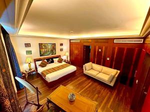 Postel nebo postele na pokoji v ubytování King Suites Hotel