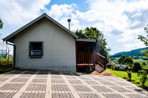 une maison avec une terrasse couverte et un patio dans l'établissement Seloko Guest Cottage, à Polokwane