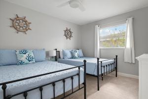 Ένα ή περισσότερα κρεβάτια σε δωμάτιο στο Blue Chill! Heated pool home with grill! 15 min drive to the beach! +36 φωτογραφίες