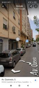 een straat met auto's aan de kant van de weg bij Flat in Quevedo Street near the Train Station in Castellón de la Plana