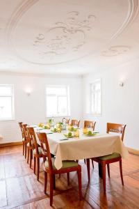 a dining room with a table and chairs at Boutique- und Businesshotel Herrenküferei in Markgröningen