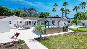 Κήπος έξω από το 75 Palms! Sleeps 23! Luxury 1 acre lot Pool and Spa, Putting Green & Game Room!