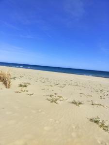 una playa de arena con el océano en el fondo en Maison Front de mer, en Martil