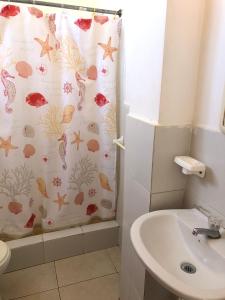 Koupelna v ubytování Estela, habitación privada de Flor de Lis Beach House