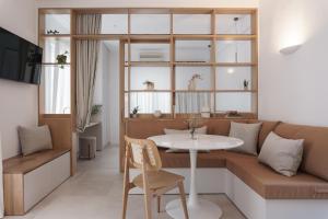 salon ze stołem i kanapą w obiekcie enδόtera chios apartments w Chios