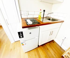 een kleine keuken met een wastafel en een aanrecht bij BOUTIQUE DESIGNER STUDIO - close to city in Dublin