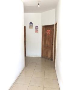 an empty hallway with a door and a tile floor at Estela, habitación privada de Flor de Lis Beach House in Playas