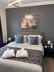 a bedroom with a bed with a picture of the eiffel tower at 12 rooms hotel in Köseilyas