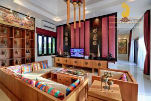 un soggiorno con divano e tavolo di Viangviman Luxury Resort, Krabi ad Aonang Beach