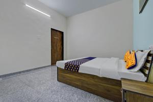 Cama ou camas em um quarto em SPOT ON Shree Murti Nandan