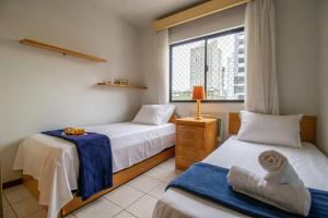 バウネアーリオ・コンボリウーにあるISO86B - Sacada com Churrasq, 2 DR Climatizadosのベッドルーム1室(ベッド2台、窓付)