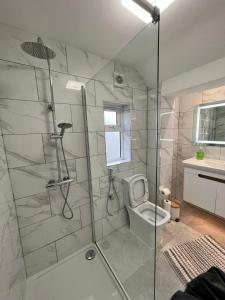 uma casa de banho com uma cabina de duche em vidro e um WC. em Beautiful home in Oxford em Oxford
