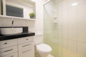 une salle de bain blanche avec toilettes et douche dans l'établissement JOA24 - 2 Dorm, Totalmente Climatizado, Garagem, à Balneário Camboriú 26 autres photos