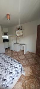 a room with a kitchen with a bed in it at Residencial Vitor Studio 1 in São José dos Pinhais