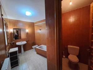 y baño con aseo, bañera y lavamanos. en WAXSIMA Burgo de Osma, en El Burgo de Osma
