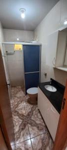 a bathroom with a toilet and a sink at Residencial Vitor Studio 1 in São José dos Pinhais