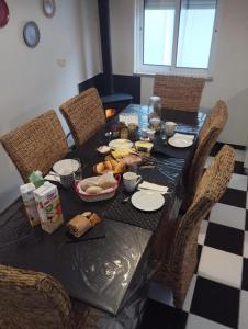 una mesa de comedor con comida encima en Casa azul, en Gouveia
